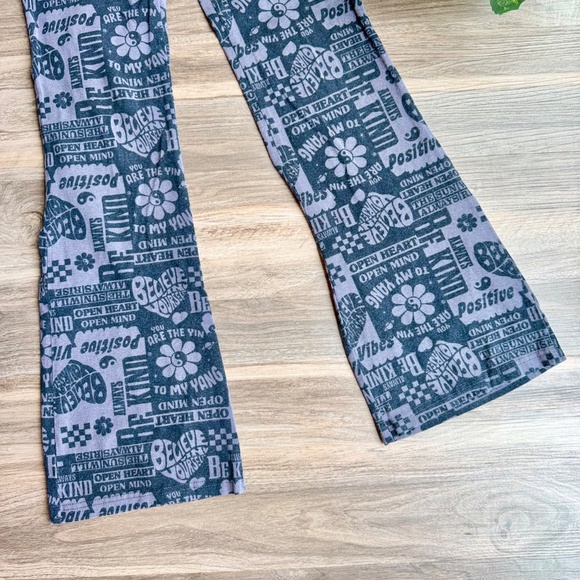 Zoe + Liv Positive Vibes Graphic Print Flare Leg Pants Black & Gray Size XS - Picture 4 of 10